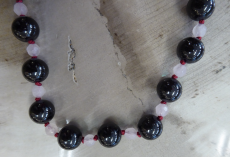 Pyrop-Rosenquarz Collier 12 mm-6 mm