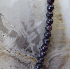Pyrop- Rosenquarz Collier 6 mm