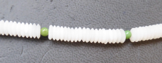 Jade, weiß 6 x 1,5 matt mit Aventurin