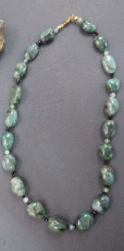 Smaragdkette mit Chrysopras und Spinell