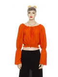 Sarah mit Statement sleeves