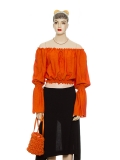 Sarah mit Statement sleeves